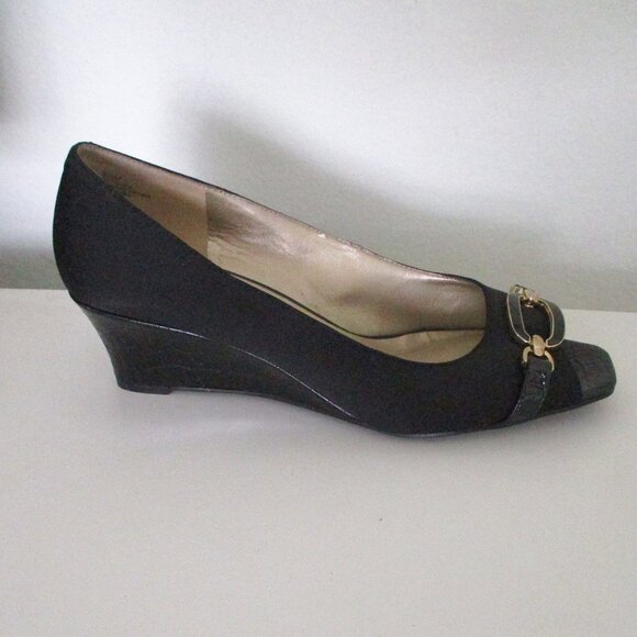 Bandolino "Gretchen" Womens Black Textile Wedge Peep Pump - Size 8.5M - Picture 3 of 10